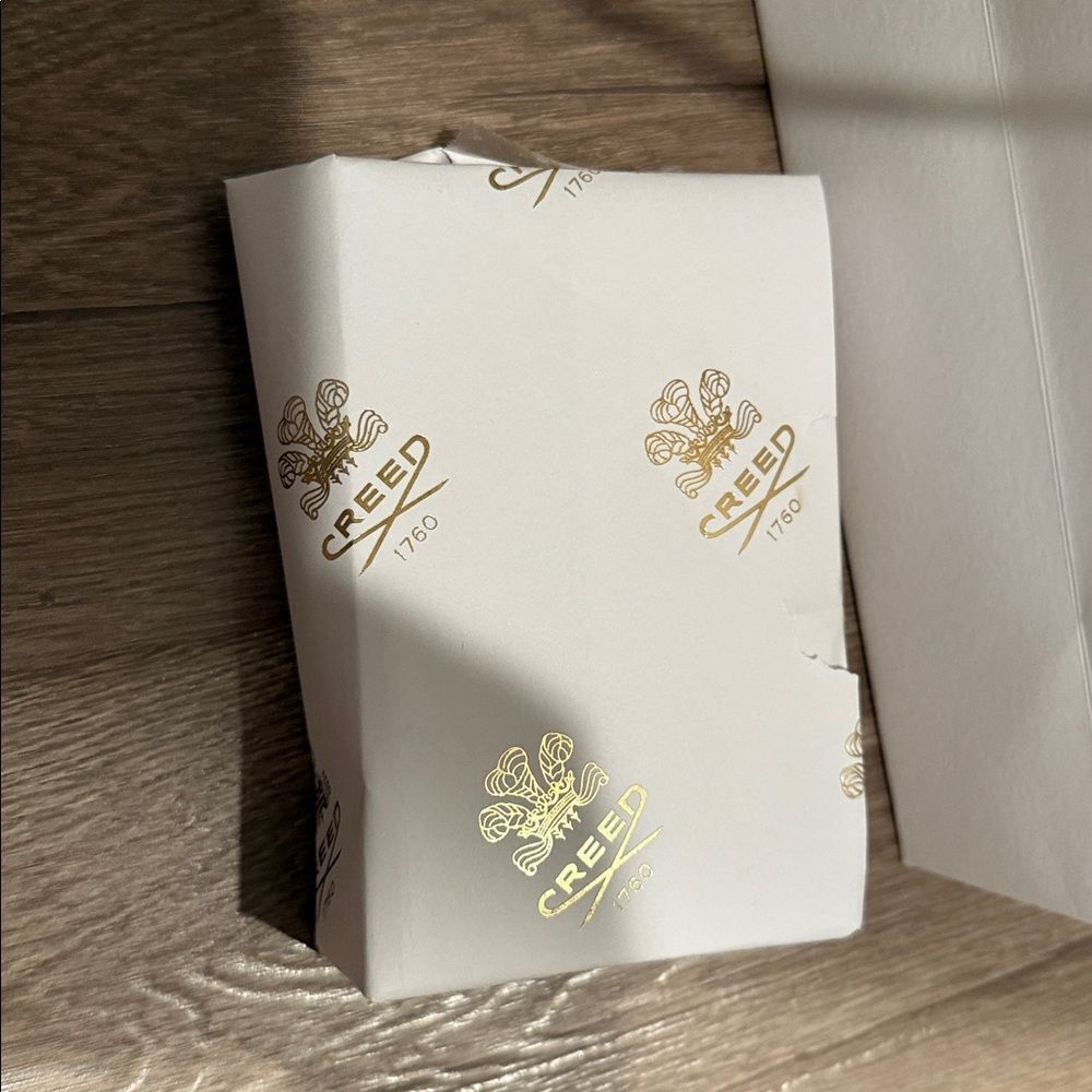 Creed Luxury White and Gold Bag with tissue paper - Picture 11 of 12